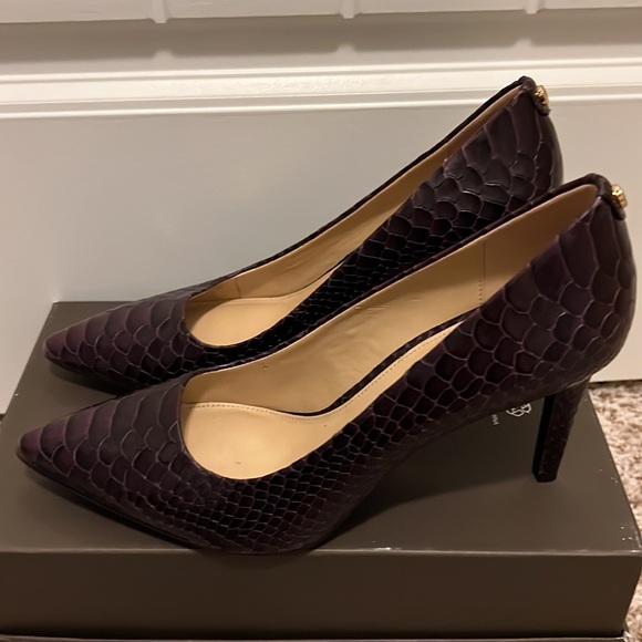 NWOT MICHAEL Michael Kora 2 1/2 inches pump in plum color and snake skin… - Picture 2 of 9